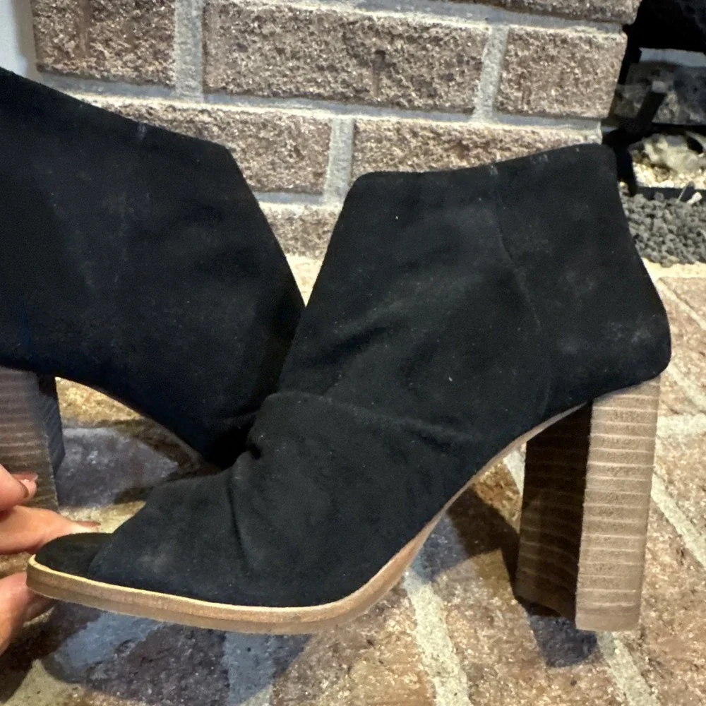 42 Gold Womens Open Toe Bootie Size 6.5 Black Suede Block Heel Slouchy